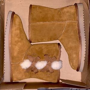 W Victoria Short Uggs Color: Chestnut